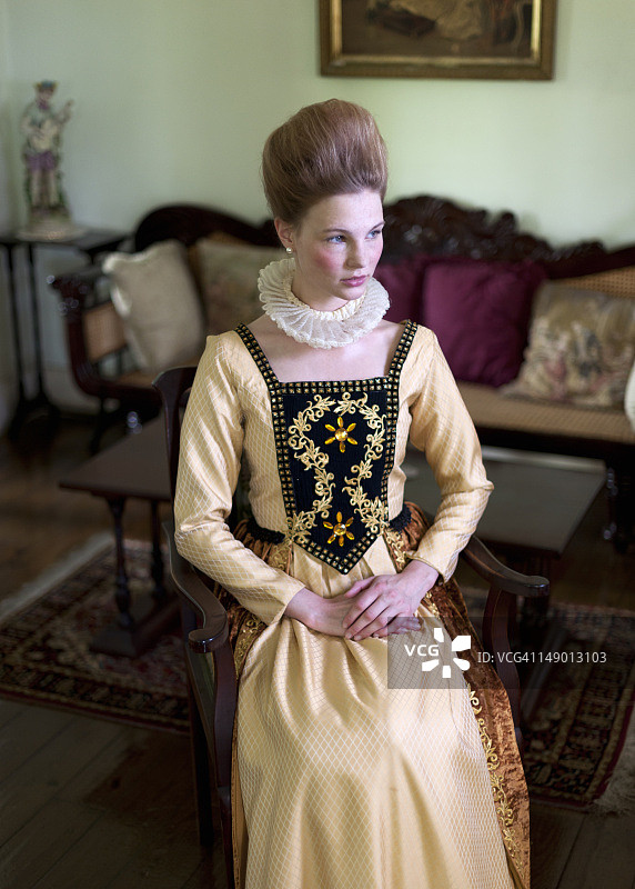 身穿伊丽莎白风格服装的年轻女人图片素材