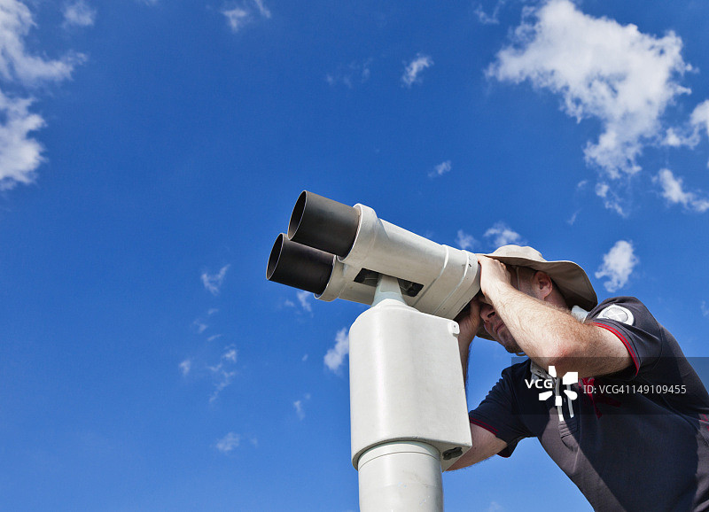 观赏风景的游客图片素材
