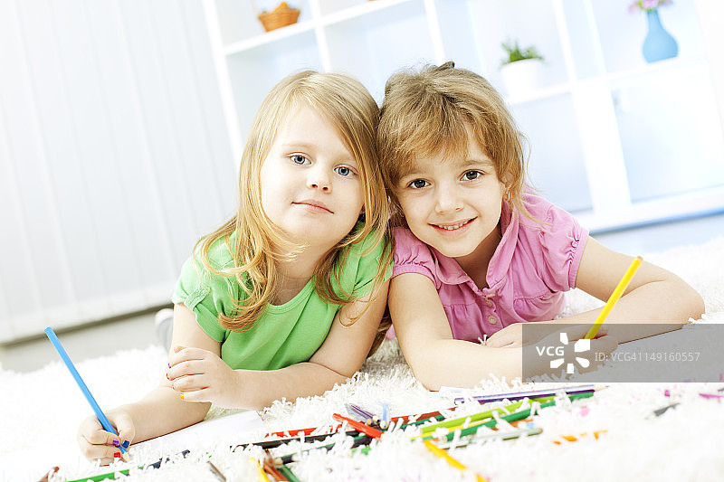 小女孩们绘画涂色书图片素材