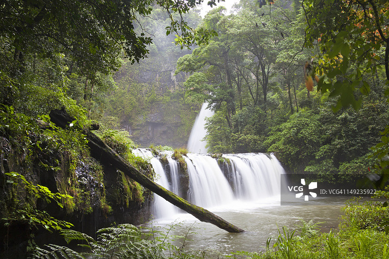 伍伦努南国家公园的南卓亚瀑布图片素材