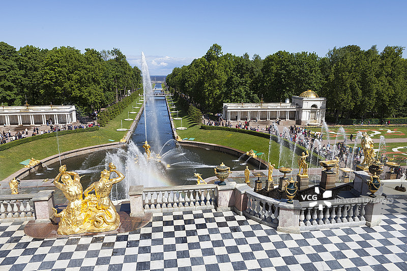 彼得霍夫宫的喷泉和运河图片素材