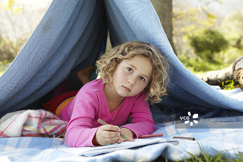 女孩在自制的小窝里玩耍图片素材