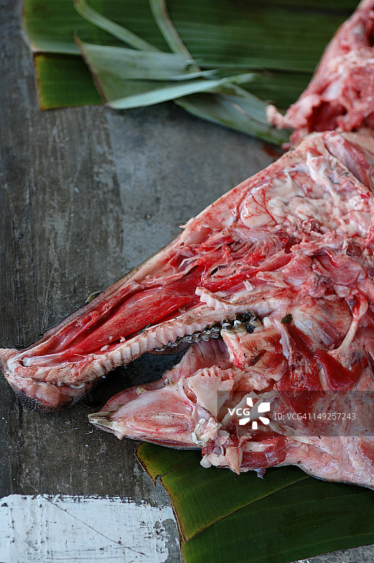 印度尼西亚伊里安查亚穆利亚血淋淋的猪肉特写图片素材
