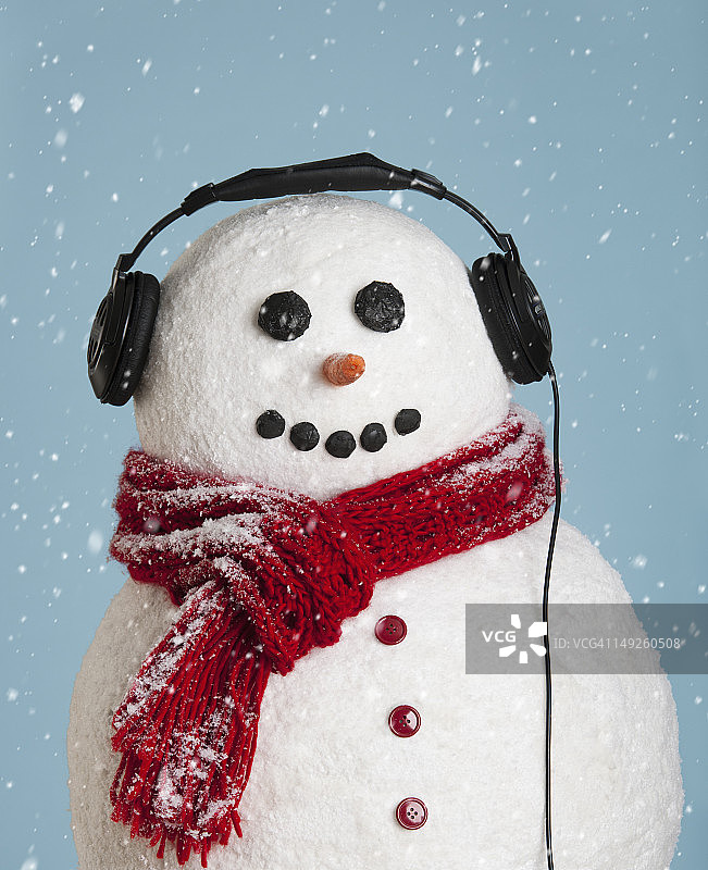 戴着耳机的雪人影棚照图片素材