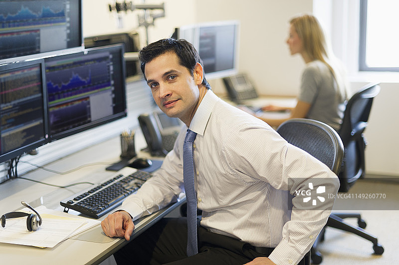 美国纽约，交易员在交易台前的肖像图片素材