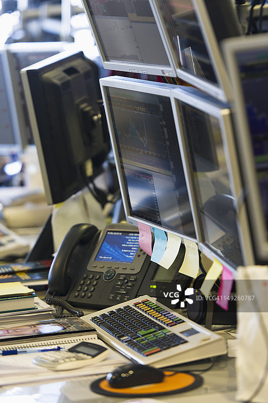 美国纽约市的交易台，配有电脑和电话图片素材
