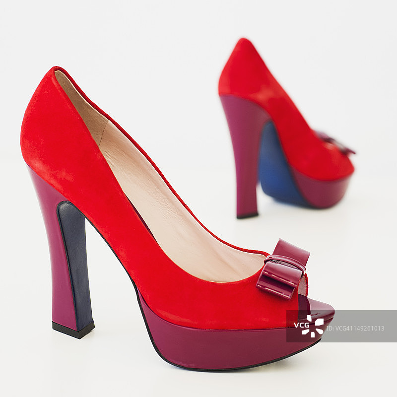白色背景上的红色露趾高跟鞋图片素材