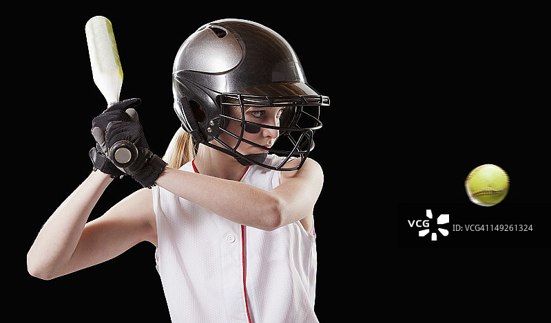 打垒球的女孩（12-13岁），影棚拍摄图片素材