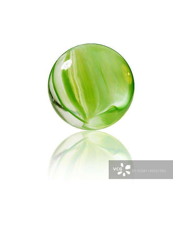 排列成感叹号的绿色弹珠的影棚照片图片素材