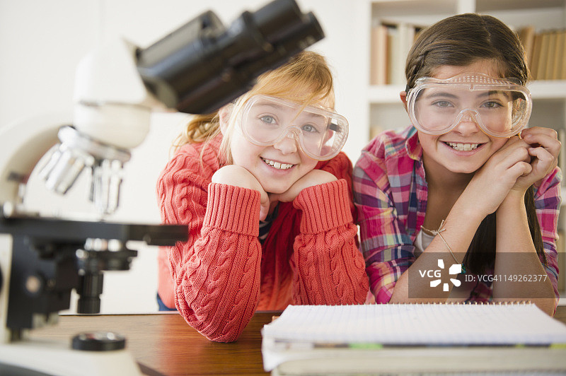 美国新泽西州泽西市：在学校实验室里就坐的两个女孩图片素材