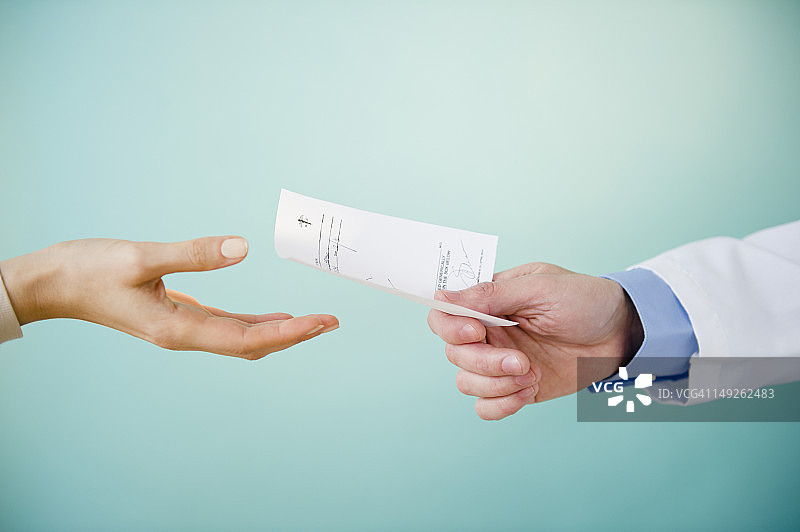 医生给病人开处方特写，工作室拍摄图片素材