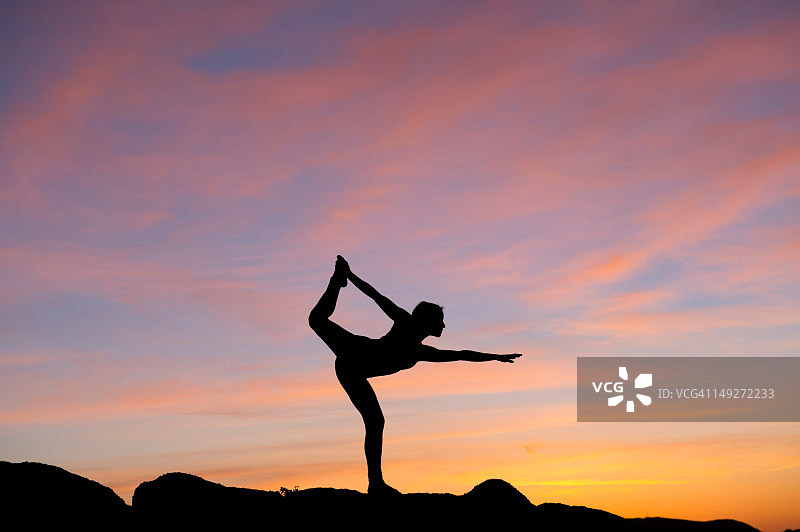 沙漠中跳舞的年轻女子剪影图片素材