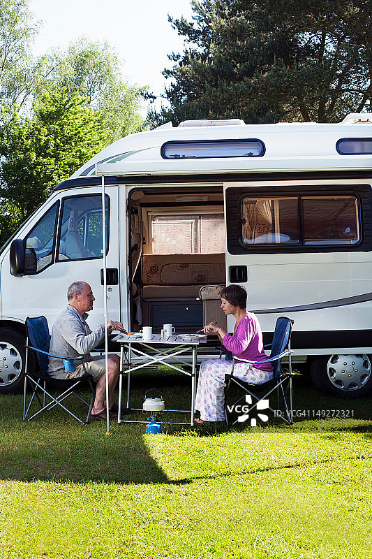情侣在露营车外享用早餐图片素材