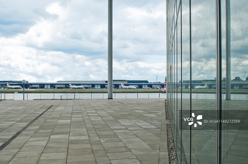 机场附近的办公楼图片素材