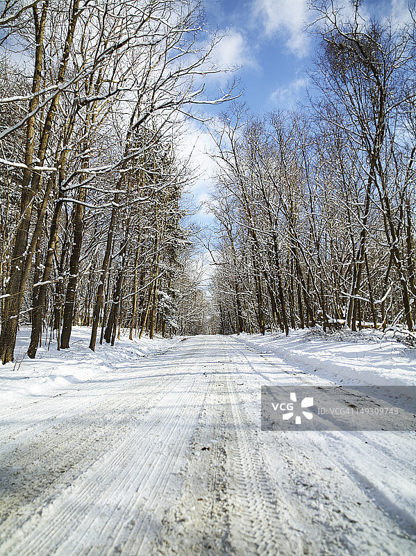纽约米尔布鲁克被白雪覆盖的道路图片素材
