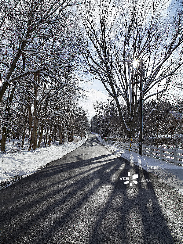 纽约州米尔布鲁克路边积雪的长路图片素材