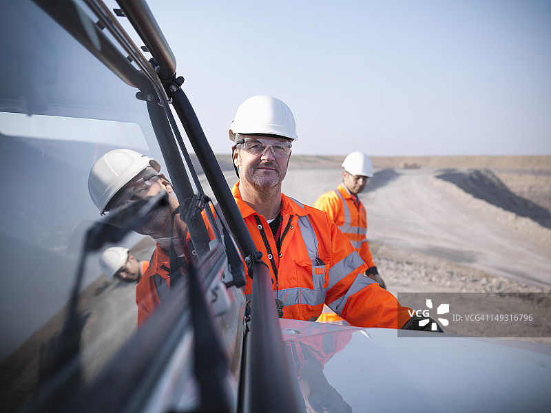 露天矿工肖像图片素材