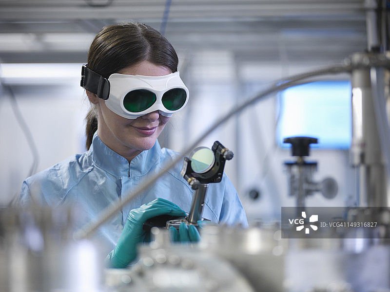 手持激光反射镜的女科学家图片素材
