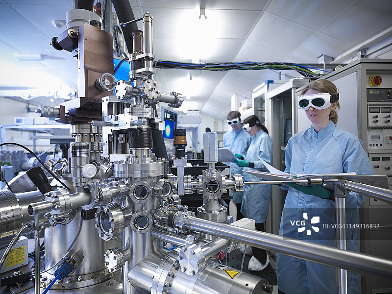 科学家在XUV束线工作图片素材