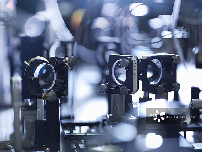 科研实验室中的激光反射镜特写图片素材