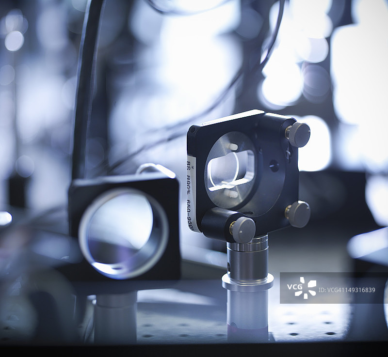 科学实验室中的激光反射镜和分束器特写图片素材