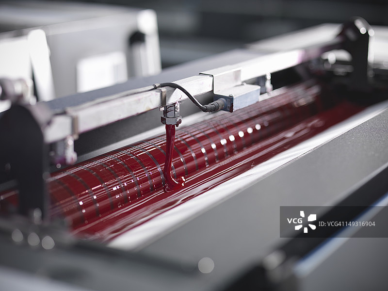 工业印刷机上的红色墨水细节图片素材