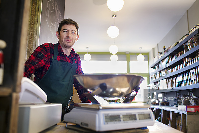 杂货商在柜台后工作图片素材