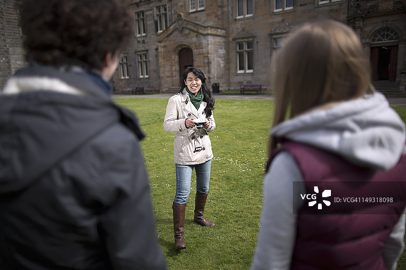 正在给朋友拍照的学生图片素材