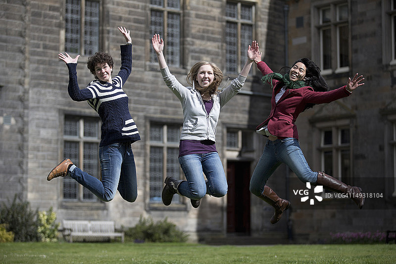 学生们在户外欢快跳跃图片素材