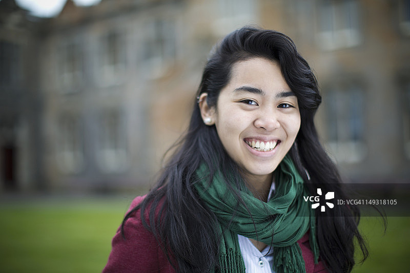 户外微笑的学生特写图片素材