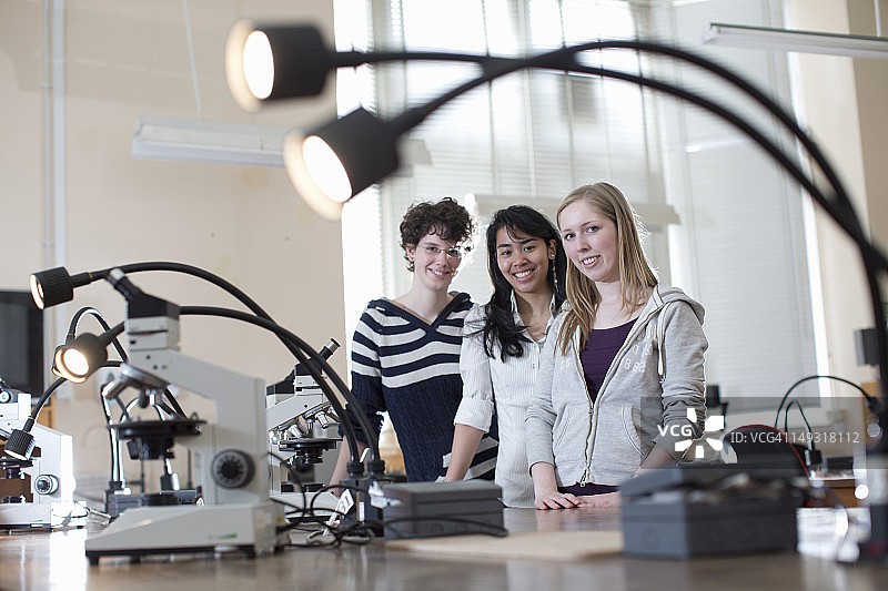 在地质实验室工作的学生图片素材