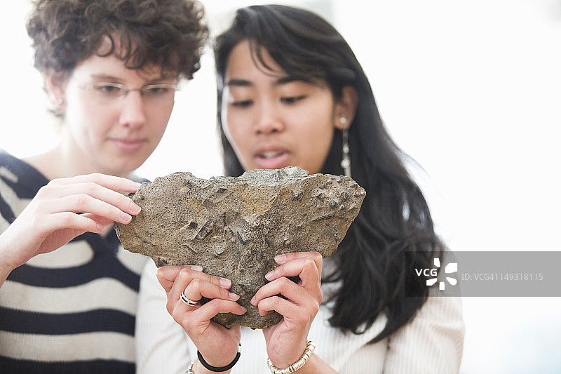 在地质实验室工作的学生图片素材