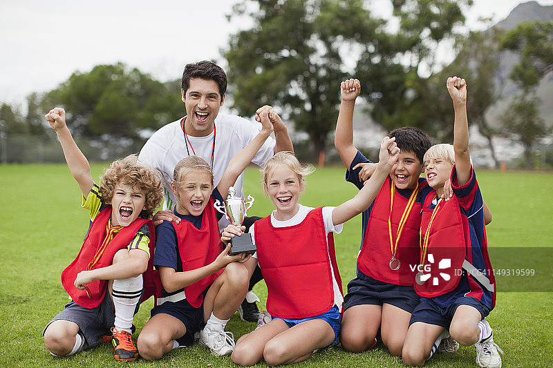 孩子们在教练的带领下欢呼图片素材