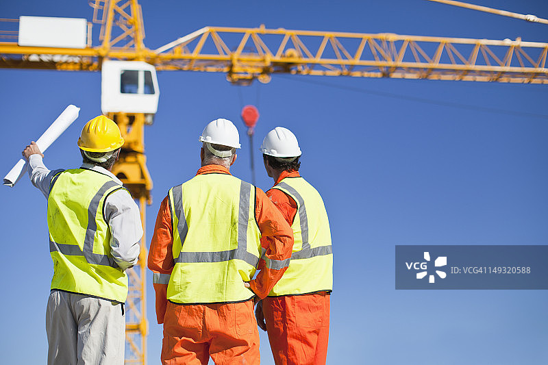 建筑工地上的工人交谈图片素材