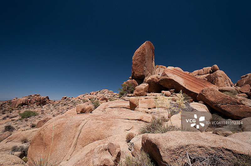 裂开的岩石图片素材