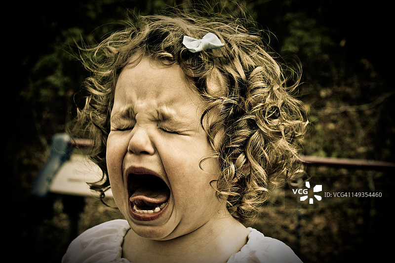 哭泣的小女孩图片素材