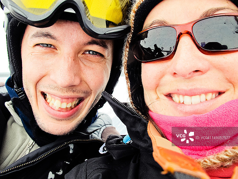 年轻情侣滑雪图片素材