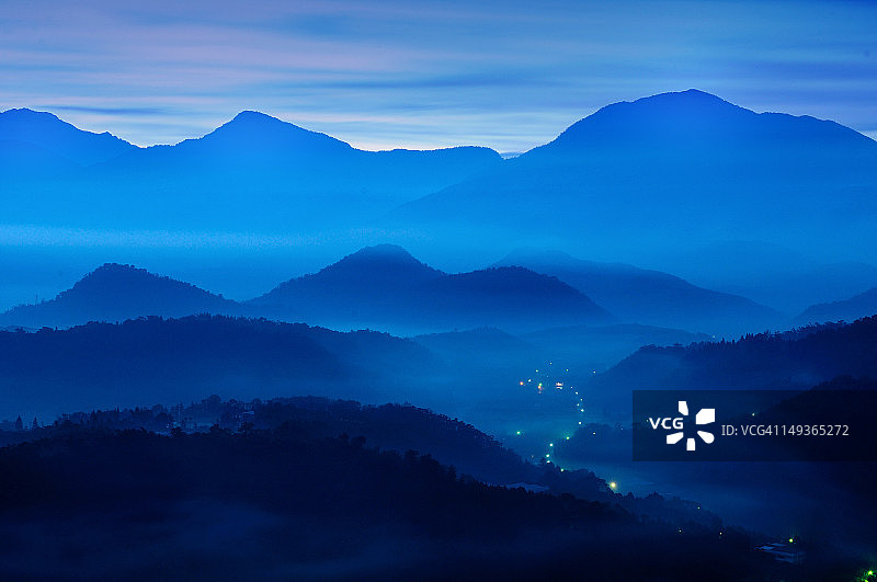 日出时雾蒙蒙的山图片素材
