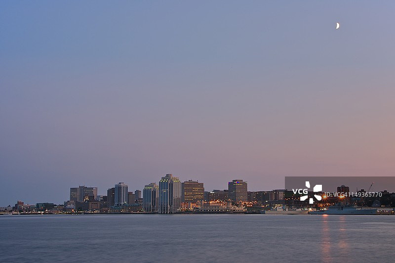 哈利法克斯上空的月亮图片素材