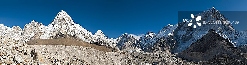 珠穆朗玛峰大本营徒步路线：昆布冰川、普莫里峰、洛子峰、喜马拉雅山脉、尼泊尔图片素材