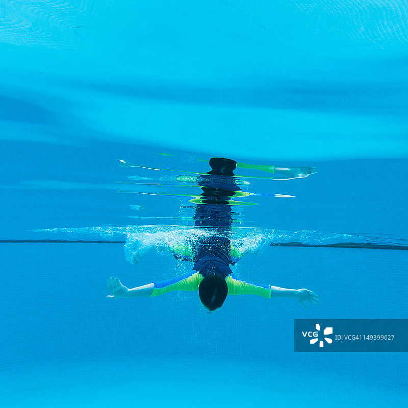 男孩跳入泳池图片素材