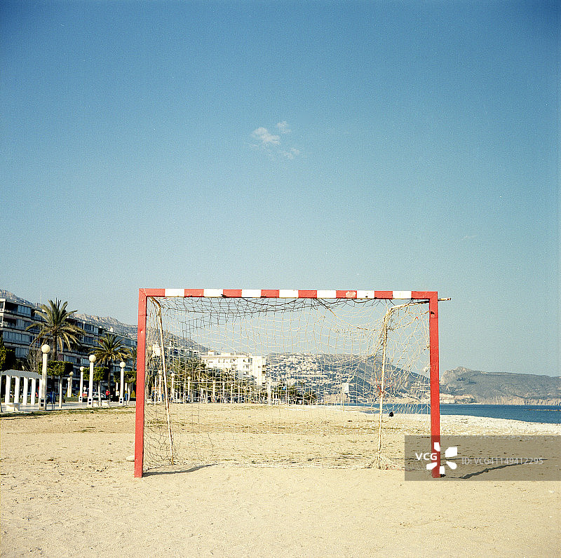 沙滩上的足球图片素材