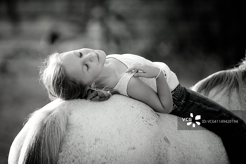 在她的马背上放松图片素材