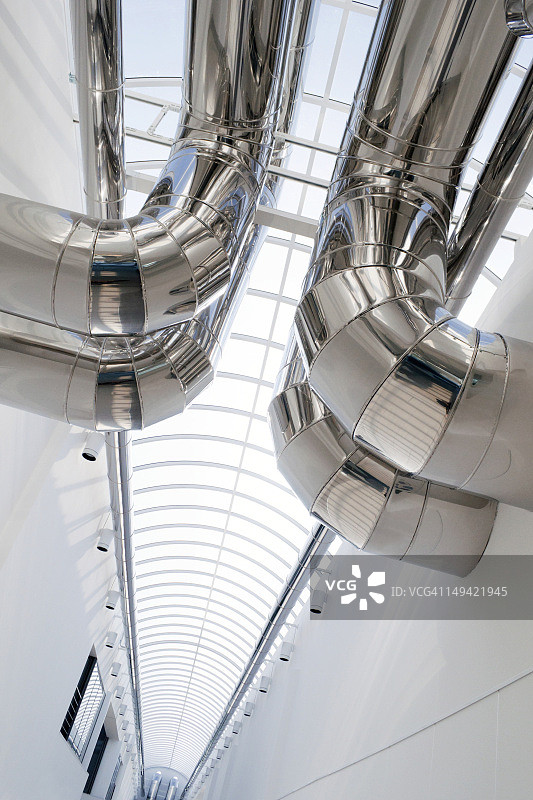 白色墙壁上的银色空调管道图片素材