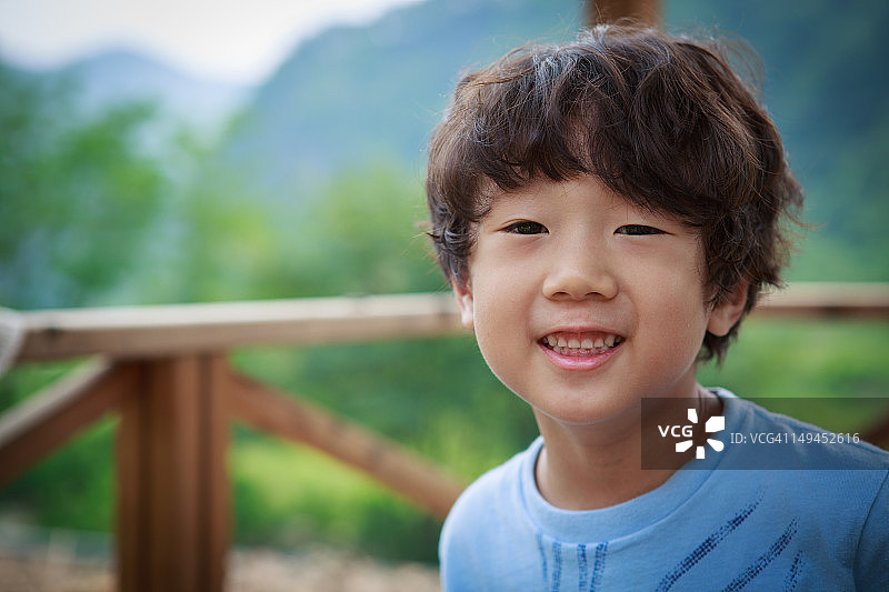 在户外微笑的男孩图片素材