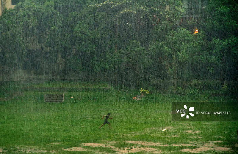 男孩在雨中奔跑图片素材