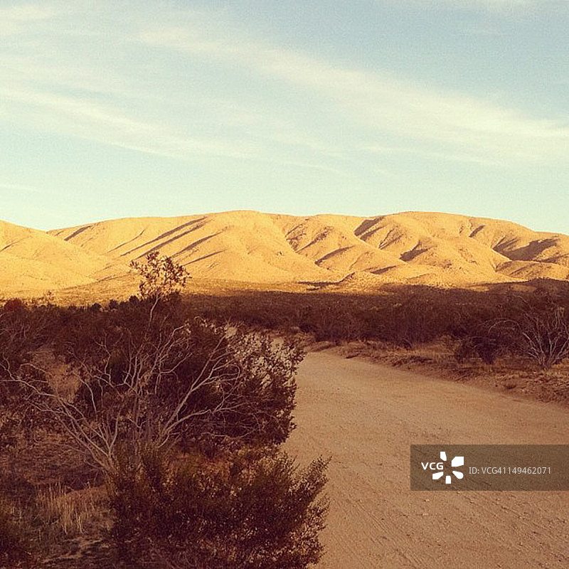 加利福尼亚高沙漠中的土路图片素材