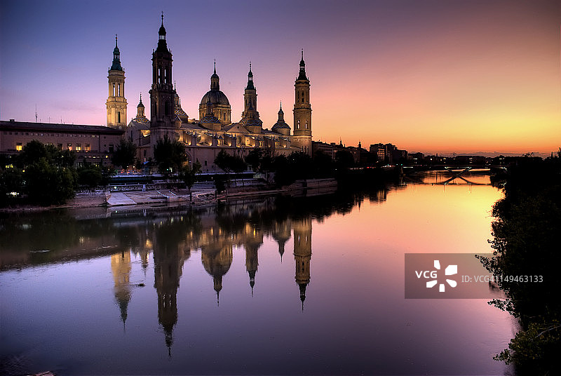 埃布罗河上反射的皮拉尔大教堂图片素材