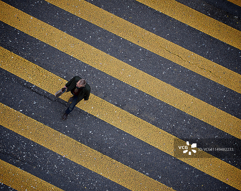 人行横道上的男人图片素材