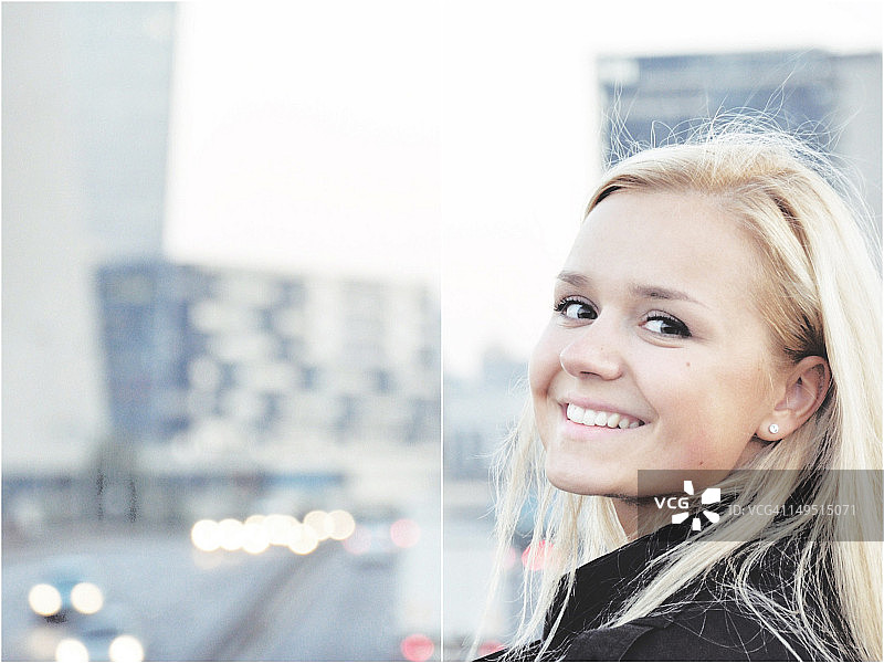 在傍晚灯光下的微笑女孩图片素材